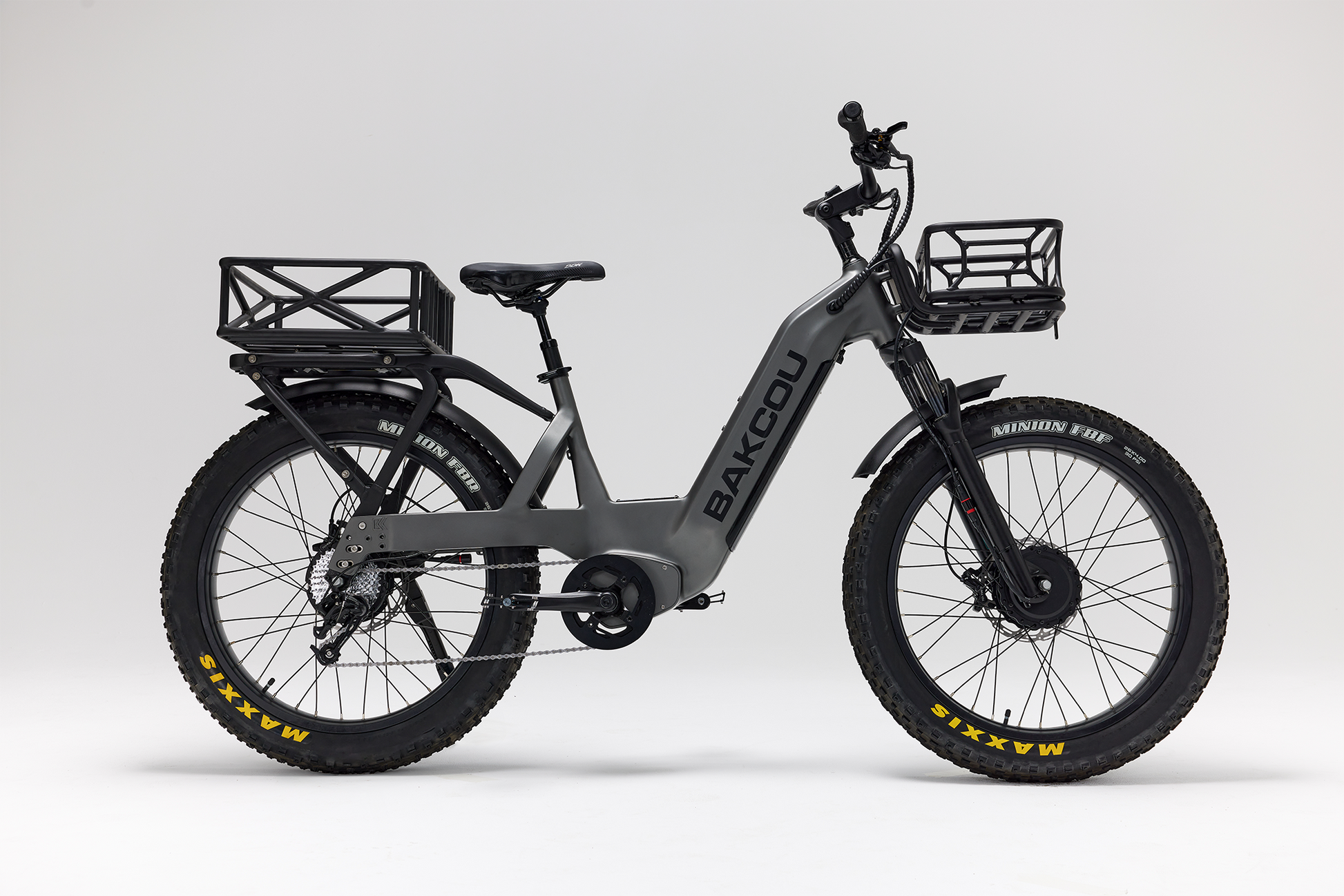Bakcou Kodiak SD AWD E-Bike – Side View, Gun Metal Gray Frame with Front and Rear Baskets and Battery