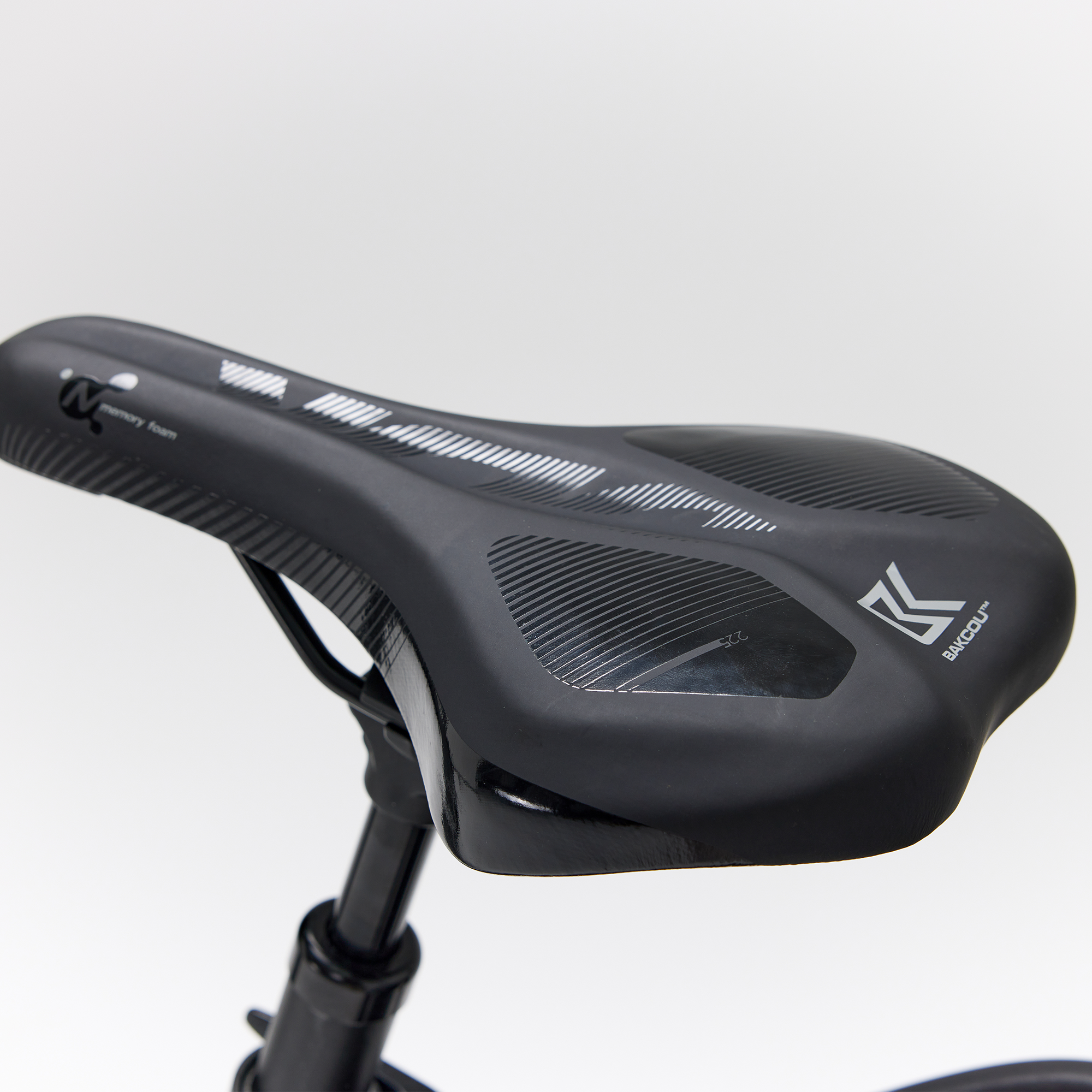 Bakcou Kodiak SD AWD E-Bike – Close-Up of Saddle and Seat Post, Gun Metal Gray Frame