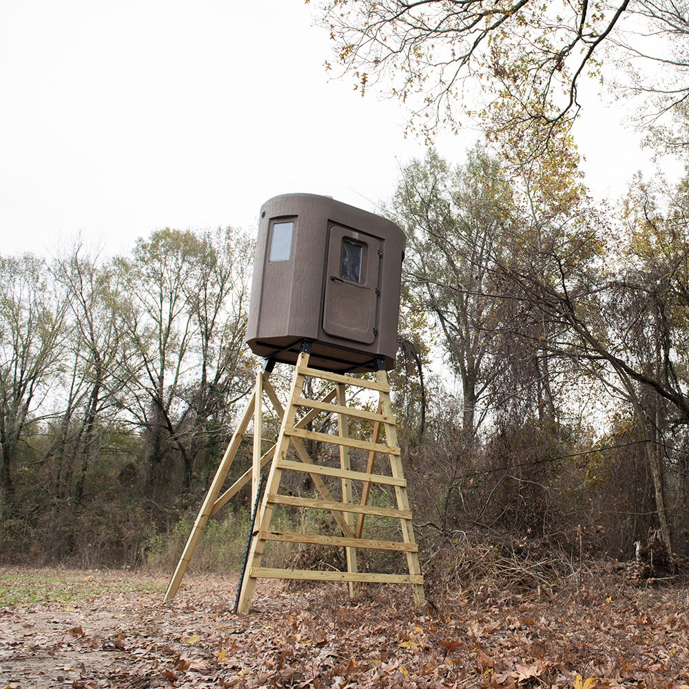 Banks Hunting Blinds, Side view, blind on wooden supports